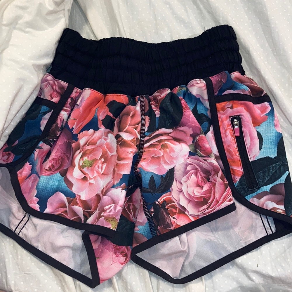 Lululemon floral shorts switch zipper on the side